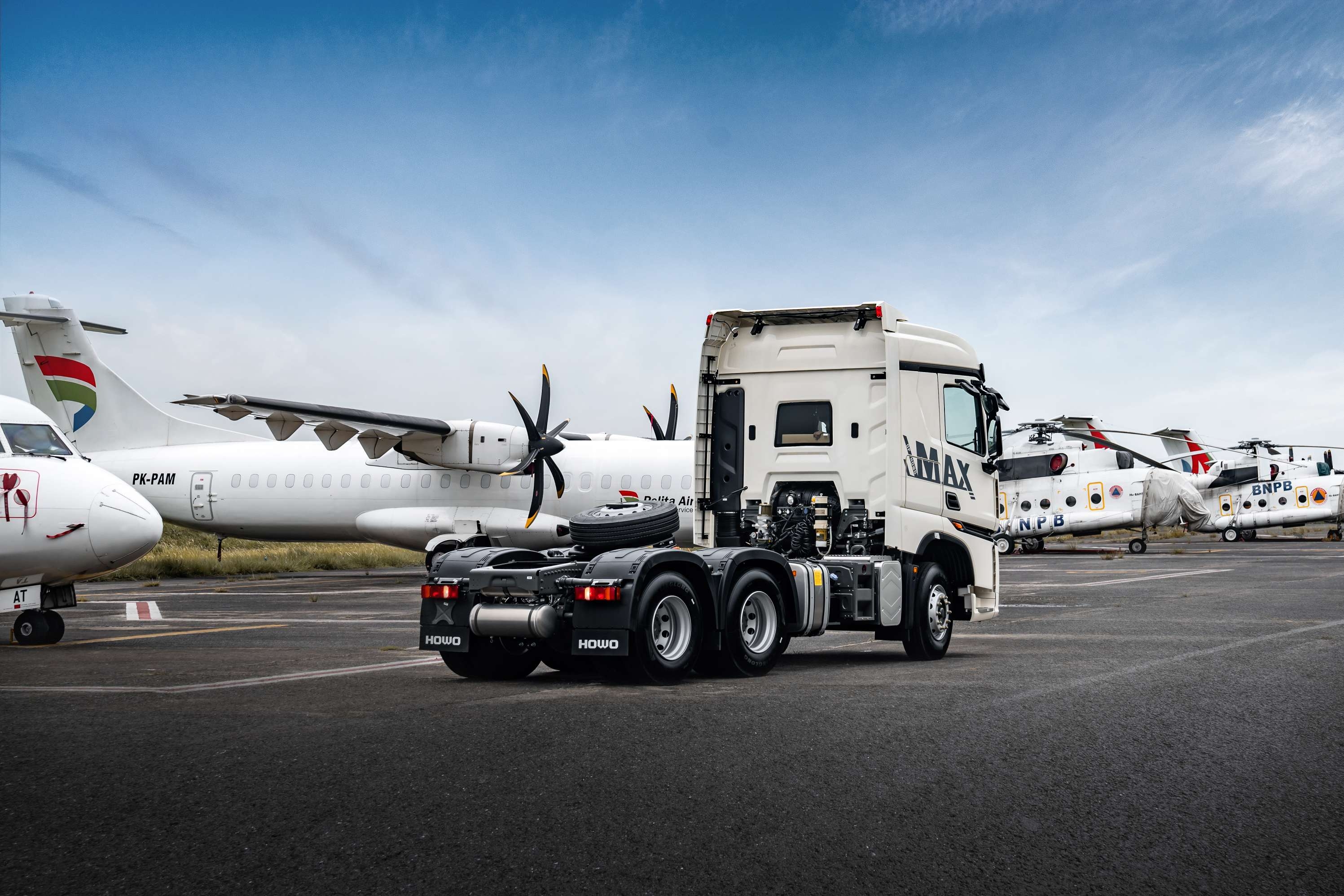 HOWO-MAX 6x4 tractor (2)